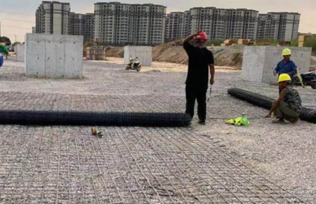 新民土工格栅铺设前地基要怎么处理？